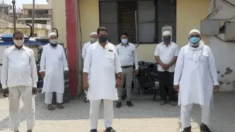 ग्रेटर नोएडा में पंचायत में दो युवकों को जूतों की माला पहनाकर पीटा, वीडियो वायरल, FIR दर्ज, सात अरेस्ट