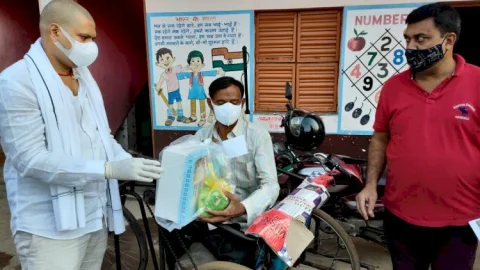 धनबाद:युवा संघर्ष मोर्चा व नौजवान कमिटी ने नया बाजार व पांडर पाला में राशन किट किया वितरण