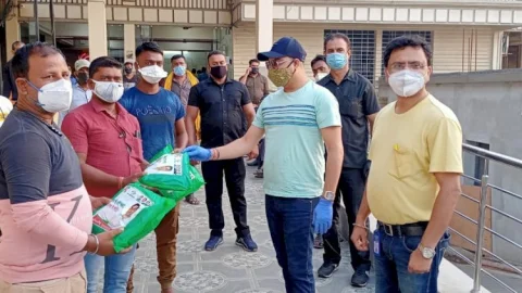 धनबाद: रणविजय सिंह ने हॉस्पिटल स्टाफ एवं एम्बुलेंस ड्राइवर को पीपी किट व मेडिकल किट दिया