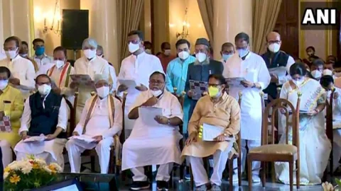 पश्चिम बंगाल: ममता कैबिनेट के 43 मिनिस्टर ने ली शपथ, विभागों का बंटवारा, मंत्रिमंडल में आठ महिलाएं भी