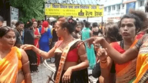 बिहार: गोपालगंज में लॉकडाउन का विरोध! किन्नरों का बवाल, सरकारी गाड़ी को किया क्षतिग्रस्त, जान बचाकर भागे अफसर