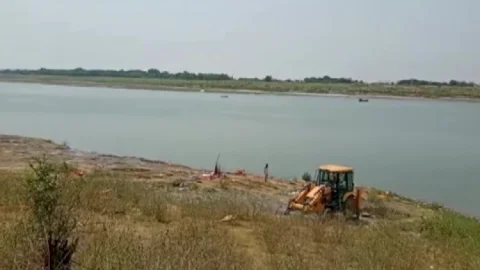 बिहार: बक्सर में गंगा में बहती मिलीं 30-40 बॉडी, कोरोना से मौत की आशंका