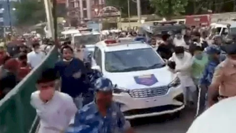 बिहार: पटना में पप्पू यादव के समर्थकों पर लाठी चार्ज, पुलिस एक्स एमपी को 32 साल पुराने मामले में अरेस्ट किया