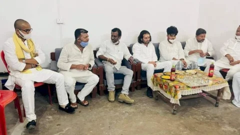 सीवान: शहाबुद्दीन के बेटे से मिले लालू के लाल, तेज प्रताप ने कहा-ओसामा हमारा छोटा शहाबुद्दीन