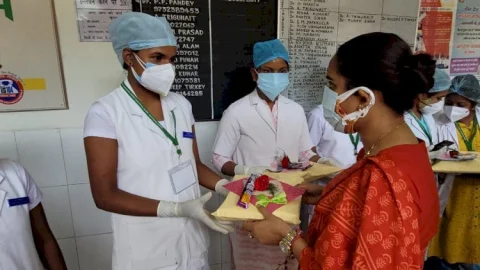 धनबाद:एमएलए पूर्णिमा नीरज सिंह पहुंची सदर अस्पताल, नर्सेों का बढ़ाया हौसला