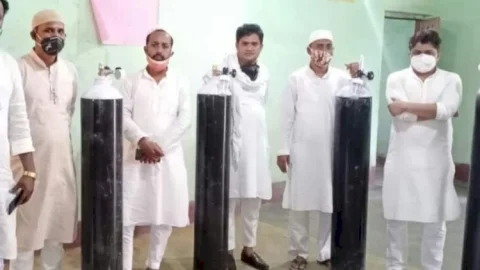 धनबाद: नौजवान कमिटी पुराना बाजार ने पेश की अद्भुत मिसाल ,ईद के अवसर पर दिया ऑक्सीजन सिलेंडर, फ्लोमिटर, ऑक्सीमीटर 