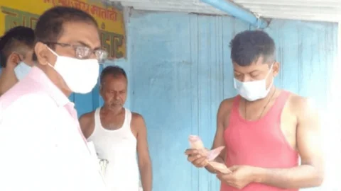 धनबाद: झरिया में रोड एक्सीडेंट मृत मां-बेटे के परिजन को रागिनी सिंह ने दिया आर्थिक सहयोग