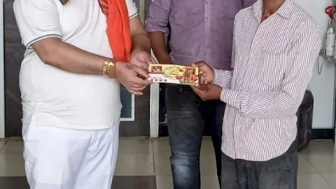 धनबाद: कोयला राजधानी में जिसका कोई नहीं,उसका सहारा रमेश पांडेय, गोविंदपुर के बीमार निमाई रजवार के लिए बने दूत 