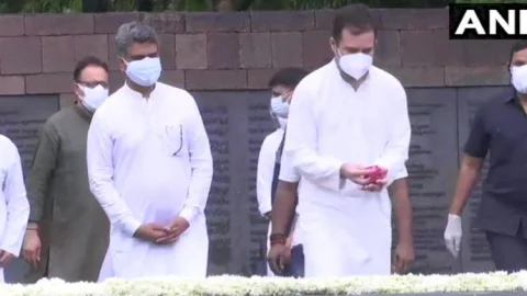 नई दिल्ली: एक्स पीएम राजीव गांधी की पुण्यतिथि पर देश ने दी भावभीनी श्रद्धांजलि, प्रियंका-राहुल ने पिता को किया याद
