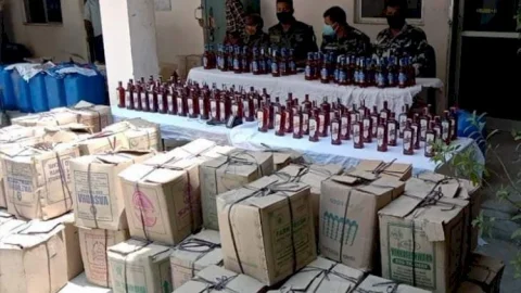 गिरिडीह: सरिया में नकली अंग्रेजी शराब फैक्ट्री का भंडाफोड़, भारी मात्रा में शराब जब्त