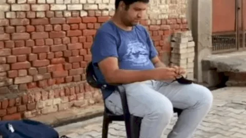 उत्तर प्रदेश: आगरा में ससुराल के बाहर दो दिन से धरना पर हसबैंड, कहा-वाइफ लेकर जाऊंगा या डाईवोर्स