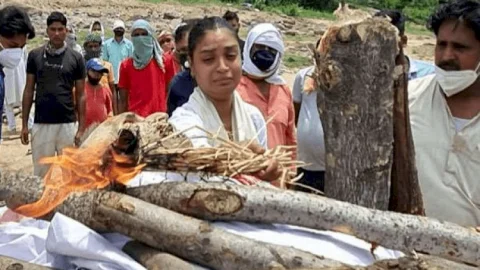 रामगढ़: बेटी ने पिता की निधन के बाद दी मुखाग्नि, निभाया पुत्र धर्म