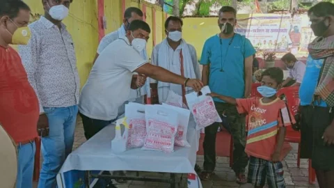 धनबाद: भूली कम्युनिटी किचन मेंं सैकड़ो लोगो के भोजन पैकेट का वितरण, लवीना ग्रुप ऑफ एजुकेशन तथा सदभावना की जन सेवा