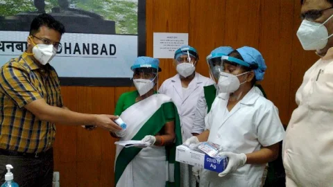 धनबाद:एएनएम को दी गई आरएटी किट, थर्मल गन सहित अन्य सामग्री