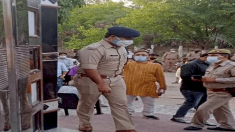 उत्तर प्रदेश: गाजियाबाद में फैमिली को बंधक बनाकर दिनदहाड़े एक करोड़ की डकैती