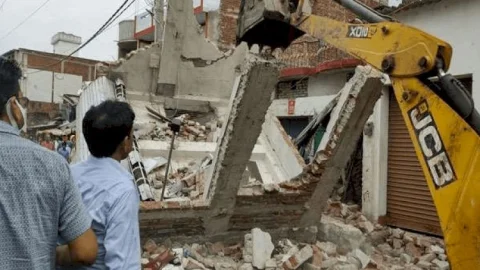 बिहार: जहानाबाद में हाइवे पर भरभरा कर गिरा तीन मंजिला घर, पटना-गया NH पर हादसा