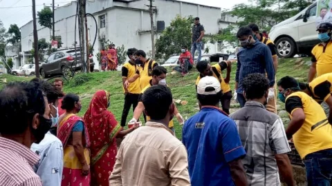 धनबाद: हेल्प एक कोशिश सामाजिक संस्था द्वारा कोविड हॉस्पीटल में पेसेंट व परिजनों के बीच भोजन वितरित