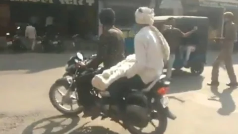 उत्तर प्रदेश: सीतापुर में पिता ने पोस्टमार्टम के बाइक से लाया बेटे की बॉडी, वीडीओ वायरल 
