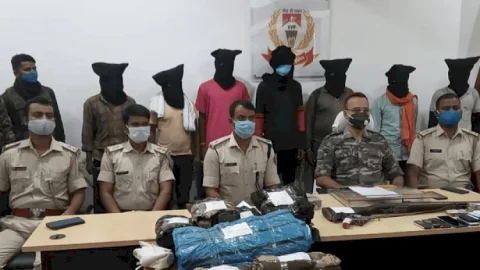 झारखंड: लातेहार में एक लाख के इनामी टीपीसी एरिया कमांडर समेत सात उग्रवादी अरेस्ट, भारी मात्रा में आर्म्स व कारतूस जब्त