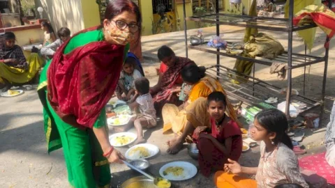धनबाद: कोरोना काल में जरुरतमंदों की सेवा में लगी हैं  समाजसेवी निशि सिंह, कच्चा राशन व भोजन वितरण