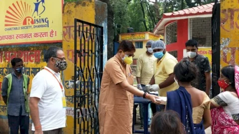 धनबाद: राइजिंग डेली किचन के बारहवां दिन 619 लोगों ने किया भोजन