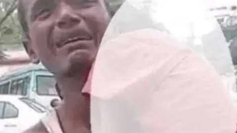बिहार: मुज़फ्फरपुर में आठ साल की लड़की के गले में फंसा लीची का बीज, कोरोना रिपोर्ट के इंताजार में पिता की गोद में हो गयी मौत