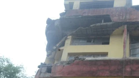 धनबाद: दो जगह शिफ्ट होगा म्यूनिशिपल कॉरपोरेशन ऑफिस, रेंलिग टूटकर गिरने से बड़ा हादसा टला