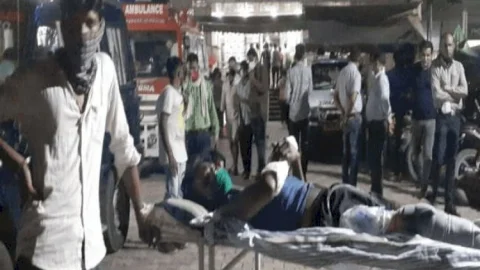उत्तर प्रदेश: आगरा के पारस हॉस्पिटल में बवाल, मरीज और एटेंडेट के दुर्व्यवहार, विरोध करने वालों के साथ मारपीट