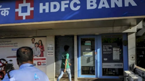 बिहार: हाजीपुर में HDFC Bank में एक करोड़ 19लाख रुपये की डकैती, बैंक खुलते आये घुसे क्रिमिनल, बोरे और बैग में भर कर ले गये कैश                       