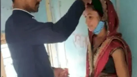 बिहार : चलती ट्रेन में शादीशुदा महिला की मांग में प्रेमी ने भरा सिंदूर, टॉयलेट के सामने शादी का फोटो वायरल