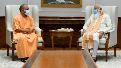 नई  दिल्ली: सीएम, योगी आदित्यनाथ ने पीएम मोदी, शाह व नड्डा से की मुलाकात, शीघ्र होगा कैबिनेट विस्तार, संगठन में होगी फेरबदल 
