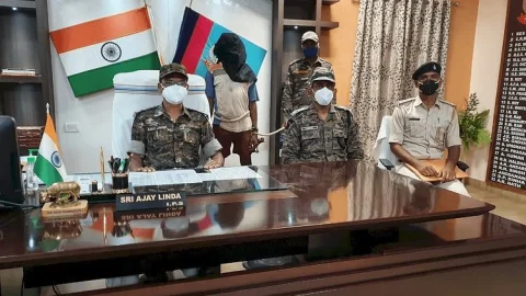चाईबासा: पुलिस ने सर्च ऑपरेशन में एक भाकपा माओवादी नक्सली को किया अरेस्ट, भारी मात्रा में सामान बरामद