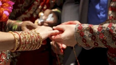 उत्तर प्रदेश: शादीशुदा प्रेमिका को हसबैंड से छीन ले गया युवक, सबके सामने बाइक पर बैठाकर चलता बना