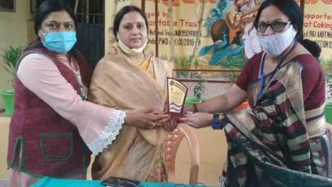 धनबाद: सावित्री देवी ने पहला कदम स्कूल में स्पीच ट्रेनर डिवाइस का किया उद्घाटन 