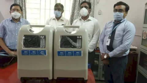 धनबाद: बीओआइ धनबाद जोन ने जिला प्रशासन को दिये दो ऑक्सीजन कंसंट्रेटर