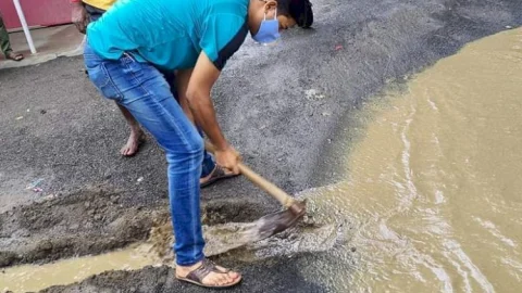 दुमका: सब  इंस्पेक्टर श्यामल  मंडल आदेश- निर्देश नहीं देते,बल्कि खुद समस्याओं का करते हैं समाधान,काठीकुंड के हैं थाना प्रभारी