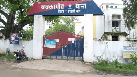 हजारीबाग:  SC-ST केस में पूछताछ के लिए पुलिस स्टेशन में बुलाकर युवक की एसआइ व मुंशी ने की बेरहमी से पिटाई, जख्मी का वीडियो वायरल