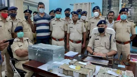 बिहार: हाजीपुर में एचडीएफसी बैंक से हुई एक करोड़ लूटकांड का खुलासा,आठ क्रिमिनल अरेस्ट, 93 लाख 20 हजार कैश बरामद