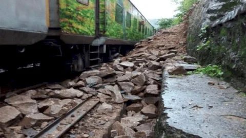 धनबाद: पत्थर में विस्फोट के कारण पहाड़ों से टूटकर रेल पटरी पर गिरे थे चट्टान, दुर्घटनाग्रस्त होने से बची थी राजधानी एक्सप्रेस