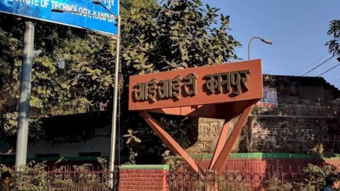 IIT कानपुर ने चेताया, सितंबर-अक्टूबर के आसपास आ सकती है कोरोना की थर्ड वेव