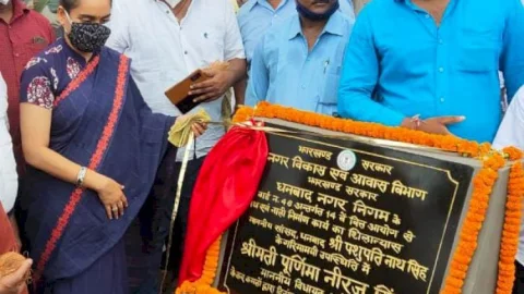धनबाद:  झरिया-बलियापुर सड़क मरम्मत कार्य का एमएलए पूर्णिमा नीरज सिंह ने किया शिलान्यास