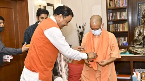 उत्तर प्रदेश: डिप्टी सीएम केशव प्रसाद मौर्य के घर लंच पर पहुंचे सीएम योगी आदित्यनाथ, Lunch Diplomacy से एकजुटता की कोशिश