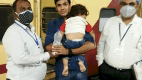 धनबाद: रेलवे अफसरों की इंसानियत, ट्रेन में भूख से तड़प रहे बच्चे को दिया दूध