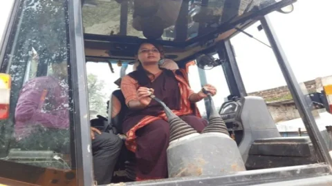हजारीबाग: बड़कागांव एमएलए अंबा प्रसाद ने JCB चलाकर कीचड़ में तब्दील सड़क को किया समतल, नाली को कुदाल से सफाई की