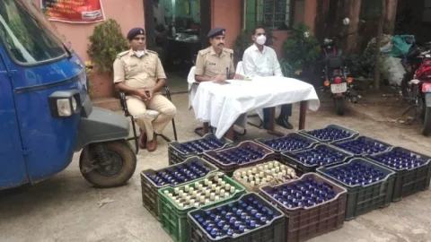 धनबाद: बरवाअड्डा में मालवाहक टेंपो से 456 बोतल इलिगल शराब जब्त