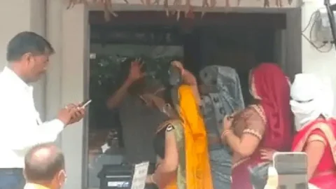उत्तर प्रदेश: फिरोजाबाद में भाई-भाभी के साथ दुकान पर पहुंची महिला, हसबैंड की चप्पल से की पिटाई