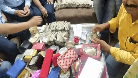 बिहार: मुजफ्फरपुर DTO के ठिकानों पर विजीलेंस रेड,पटना के तीन फ्लैट में 50 लाख कैश,लाखों की ज्वेलरी मिली