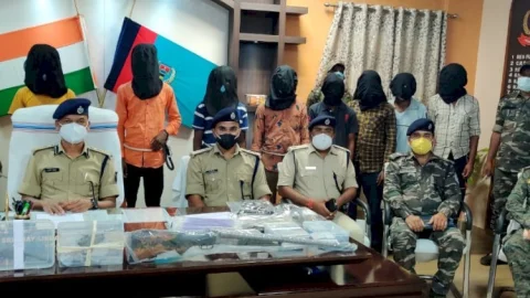 चाईबासा: पीएलएफआई के एरिया कमांडर समेत आठ उग्रवादी अरेस्ट, कट्टा, गोली, लेवी मांगने के पर्चे, मोबाइल फोन बरामद