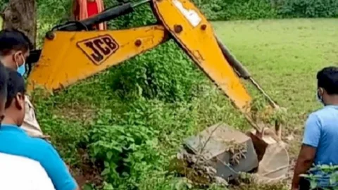 बोकारो: पीपीई किट पहन चोरों ने उखाड़ लिया BOI का एटीएम, कैश बॉक्स खेंत में फेंका, बच गये 22 लाख रुपये