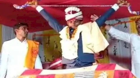 बिहार: सोनपुर में अनोखी शादी, सात फेरों से पहले हुआ स्वयंवर,पहले हाथ जोड़े फिर उठाकर तोड़ दिया शिवधनुष